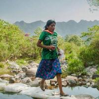 pakai-rok-dan-sandal-karet-wanita-ini-juara-lomba-ultramarathon-50-km