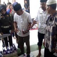 bupati-luwu-gulung-celana-marahi-penjual-kondom-di-masjid-agung-belopa