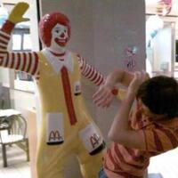 pose-kocak-orang-orang-dengan-patung-kreatif-banget-gan