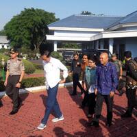 tampil-beda-jokowi-kenakan-jins-dan-sepatu-kets-saat-kunjungan-kerja