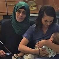 mengharukan-suster-yahudi-susui-bayi-palestina-korban-kecelakaan