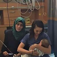 mengharukan-perawat-yahudi-susui-bayi-palestina-yang-selamat-akibat-kecelakaan