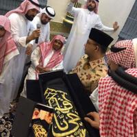 potongan-kiswah-untuk-anies-baswedan-dari-ulama-di-mekkah