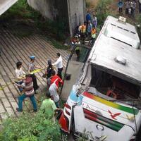 bus-tergelincir-di-tol-tangerang-merak-2-orang-tewas