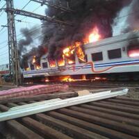 lokasi-kereta-terbakar-dipadati-warga