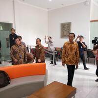 presiden--clingak-clinguk--di-ruang-wartawan-istana