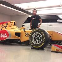 agus-tukang-stiker-biasa-dipercaya-dandani-mobil-formula