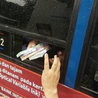 bi-cuma-di-indonesia-orang-rela-antre-demi-uang-baru