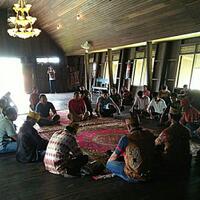 sidang-adat-dayak-perwira-tni-au-didenda-2-guci-antik-dan-15-belanga