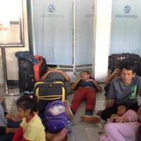 padat-di-stasiun-senen-penumpang-tidur-di-depan-posko