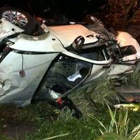 mobil-sport-ringsek-tabrak-pohon-dan-terguling-hendy-hanya-luka-luka