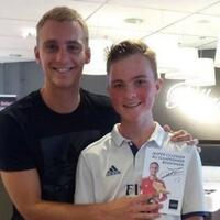 jasper-cillessen-langsung-tutup-logo-real-madrid-yang-dikenakan-fans-cilik
