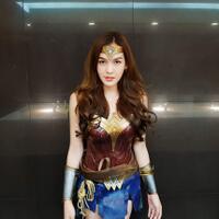 seksi-dan-cantik-siapa-sangka-sosok-cosplayer-wonder-woman-ini-bikin-syok-pria