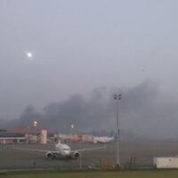 lintasan-bandara-terbakar-pesawat-mendarat-di-sekitar-kobaran-api