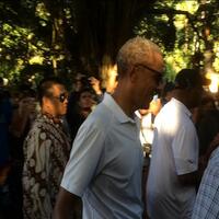 obama-pembeli-pertama-di-toko-suvenir-milik-tingting