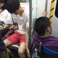 meski-sibuk-main-hp-pria-ini-pegangi-penumpang-difabel-di-kereta