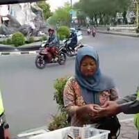 widiyanti-si-penjual-sayur-keliling-tergopoh-serahkan-temuan-segepok-uang-ke-polisi