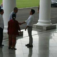 datang-sendiri-ke-istana-bogor-obama-acungkan-jempol-ke-kaesang