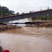 usai-dipantau-presiden-jembatan-buatan-perusahaan-china-ini-ambruk