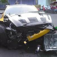 penampakan-mobil-sport-nissan-gt-r-yang-tabrak-trotoar-di-solo