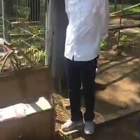 jalan-bersama-keluarga-jokowi-beli-kerak-telor-di-kemayoran