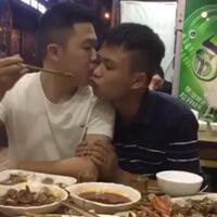 dua-abg-pria-mesra-di-restoran-bikin-heboh-lihat-yang-mereka-lakukan