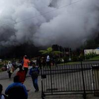 detik2-kawah-sileri-semburkan-lumpur-setinggi-200-m-blasan-pengunjung-terluka-vdeo