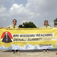 dua-perempuan-indonesia-kibarkan-merah-putih-di-puncak-tertinggi-alaska