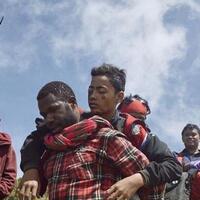 ribuan-netizen-buru-pria-papua-yang-ada-dalam-foto-ini-kenapa