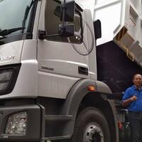 pengalaman-perusahaan-angkutan-tambang-di-melak-kalimantan-operasikan-truk-axor