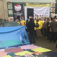lucunya-dua-kubu-alumni-ui-demo-di-dpr-dukung-dan-tolak-pansus-kpk