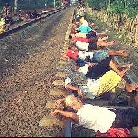 ritual-aneh-janda-di-cina-berbaring-didalam-tanah-seperti-mayat