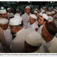 rizieq-perintahkan-laskar-fpi-ikut-buru-penusuk-hermansyah