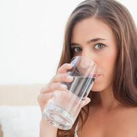 7-keutamaan-minum-air-hangat-di-pagi-hari