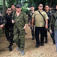 gaya-presiden-duterte-berseragam-militer-sambil-menenteng-senjata-api-kunjungi-marawi