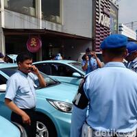 petugas-tertibkan-taksi-bandara-yang-pasang-tarif--mencekik