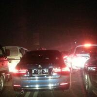 kendaraan-terjebak-antrean-parah-di-sekitar-gerbang-tol-cikarang-utama-kamis-dinihari