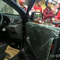 ditinggal-makan-mobil-nasabah-bank-hancur-dan-rp-300-juta-raib