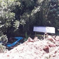 tak-kuat-menanjak-tronton-pengangkut-ekskavator-masuk-jurang-di-lingkar-nagreg