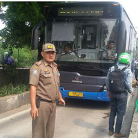 terobos-jalur-transj-pemotor-terlindas-bus-di-daan-mogot