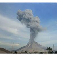 kembali-erupsi-abu-vulkanik-gunung-sinabung-capai-3500-meter