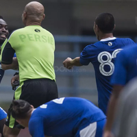 michael-essien-berteriak-gara-gara-kodok-saat-persib-latihan