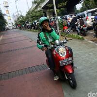 foto--malu-ojek-online-ini-terobos-trotoar