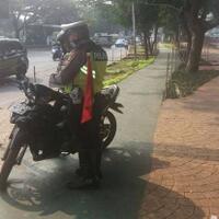 jalanan-lancar-pemotor-di-dki-tetap-saja-naik-trotoar