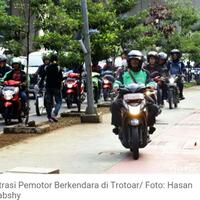 pemotor-yang-terobos-trotoar-dikenakan-tilang-rp-500-ribu
