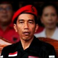 pakai-baju--pki--di-candi-borobudur-bule-ini-sempat-ditangkap