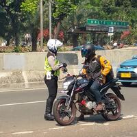 polisi-sterilkan-bahu-jalan-kasablanka-dari-ojek-online