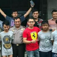 ditegur-main-petasan-ayah-dan-4-anak-keroyok-ulama-di-cianjur