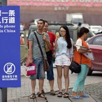 keren-china-punya-trotoar-khusus-untuk-pengguna-smartphone