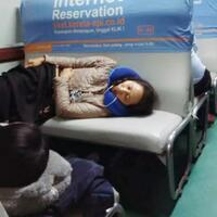 gaya-menteri-rini-tidur-di-kereta-ekonomi